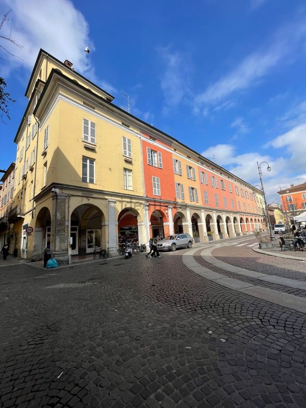 locale commerciale in vendita a Piacenza in zona Centro Storico