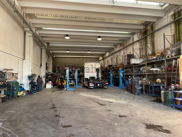 capannone in vendita a Piacenza in zona Roncaglia / Fossadello