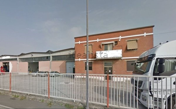 capannone in vendita a Piacenza in zona Montale