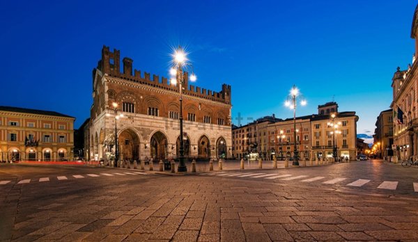 locale commerciale in vendita a Piacenza in zona Centro Storico