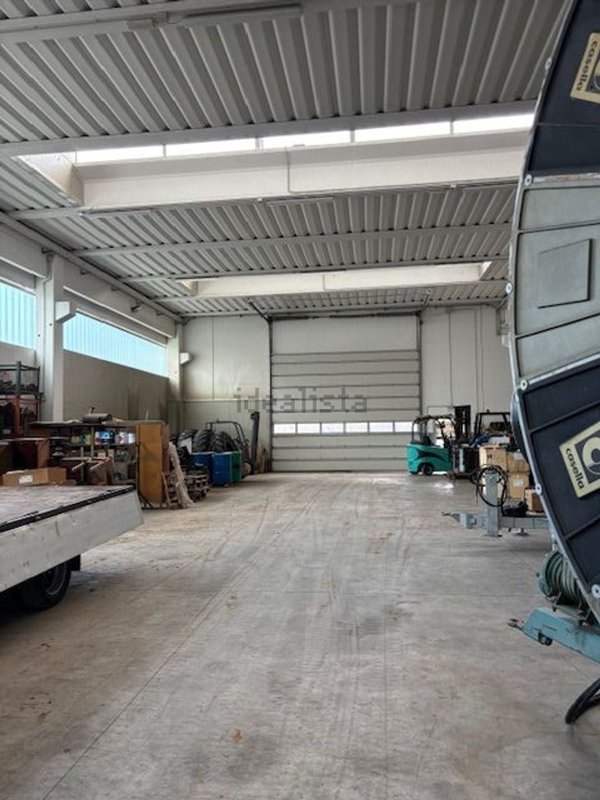 capannone in vendita a Piacenza in zona Montale