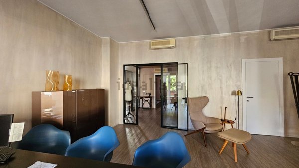 ufficio in vendita a Piacenza in zona Montale