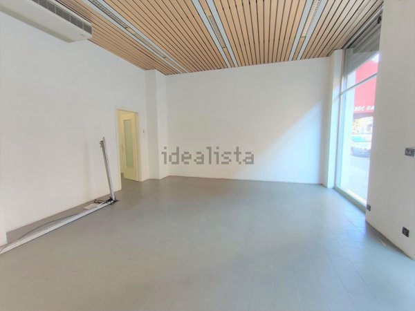 negozio in vendita a Piacenza in zona Belvedere / Quartiere Duemila