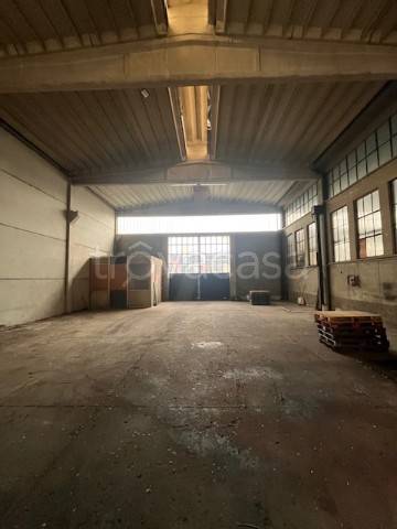 locale commerciale in vendita a Piacenza in zona Besurica