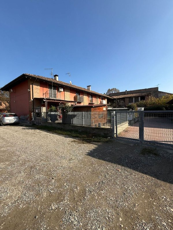 casa indipendente in vendita a Piacenza in zona Roncaglia / Fossadello