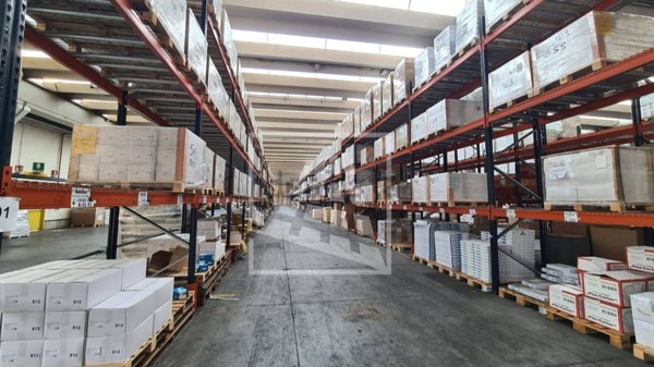 capannone in vendita a Piacenza in zona Montale