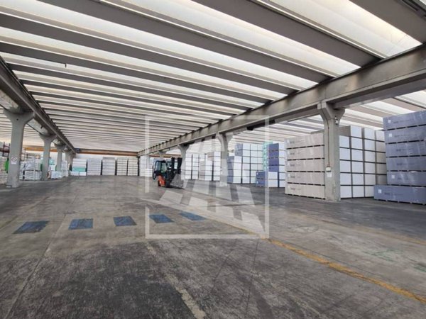 locale commerciale in vendita a Piacenza in zona Mucinasso