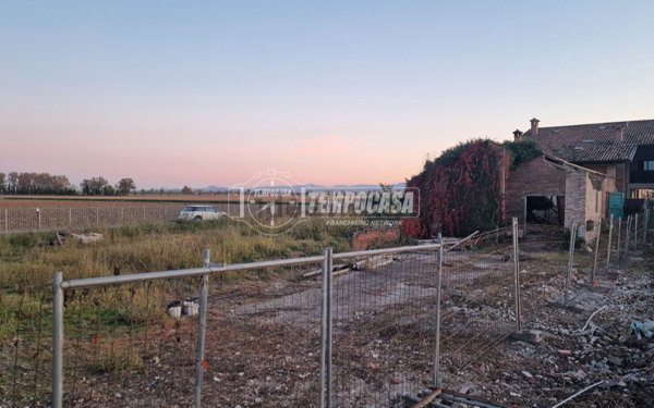terreno edificabile in vendita a Piacenza in zona Mucinasso