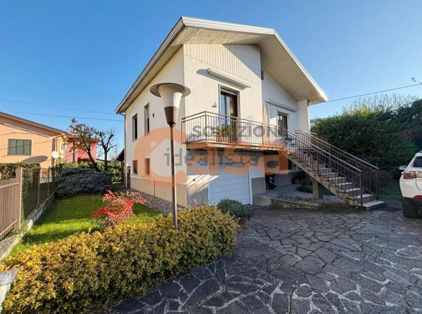casa indipendente in vendita a Piacenza in zona Montale