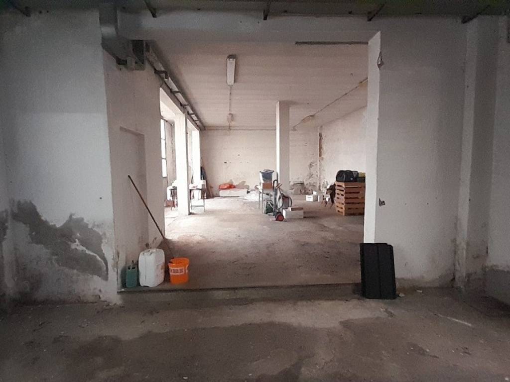 locale commerciale in vendita a Piacenza in zona Infrangibile