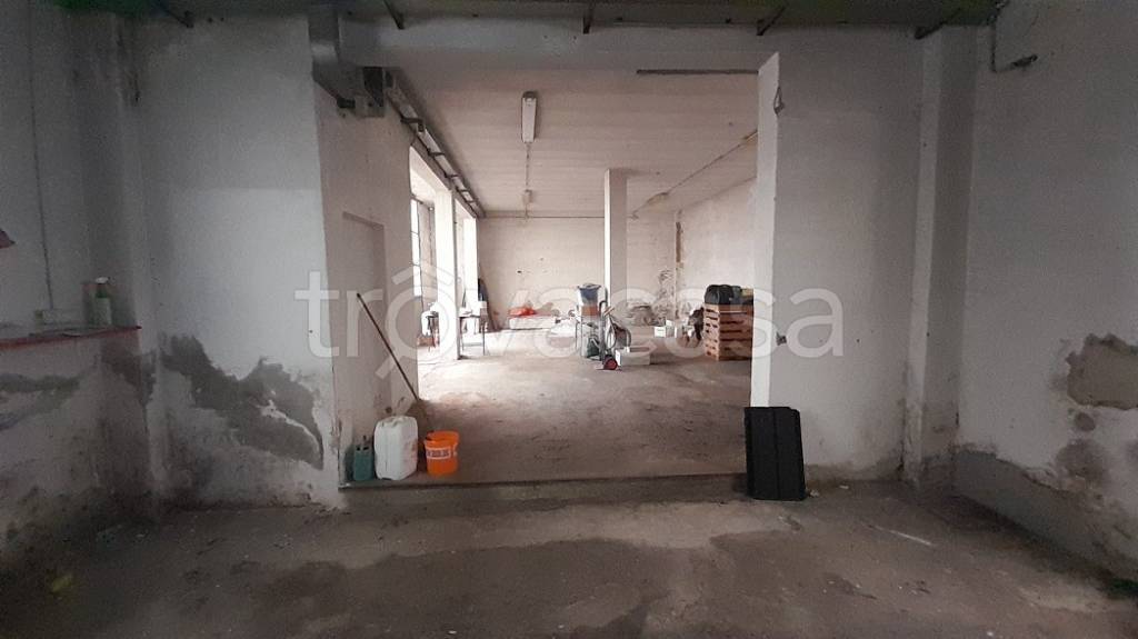 locale commerciale in vendita a Piacenza in zona Infrangibile