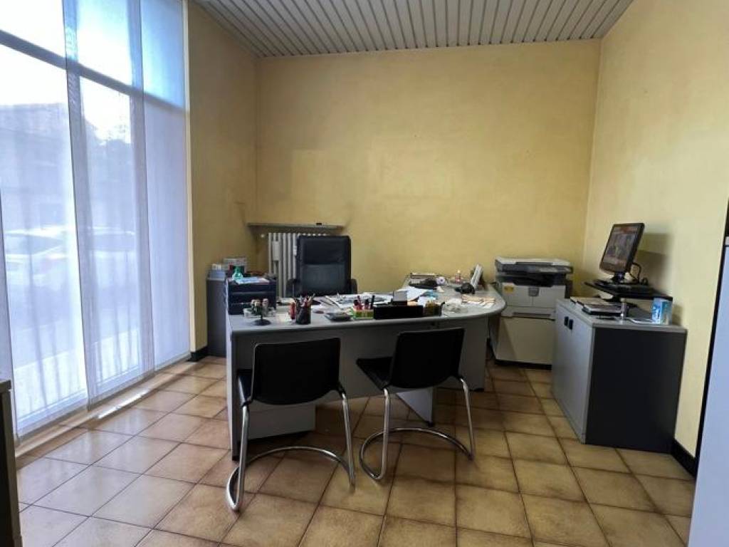 negozio in vendita a Piacenza in zona Infrangibile