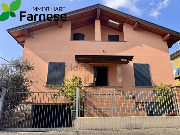 casa indipendente in vendita a Piacenza in zona Roncaglia / Fossadello