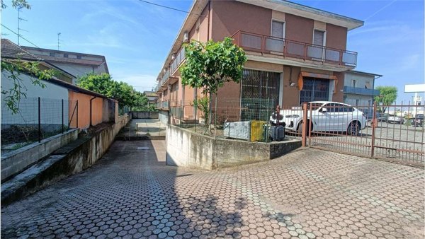 casa indipendente in vendita a Piacenza in zona Roncaglia / Fossadello