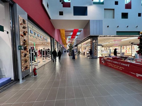 negozio in vendita a Piacenza in zona Le Mose