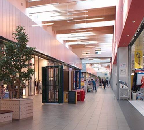 negozio in vendita a Piacenza in zona Montale