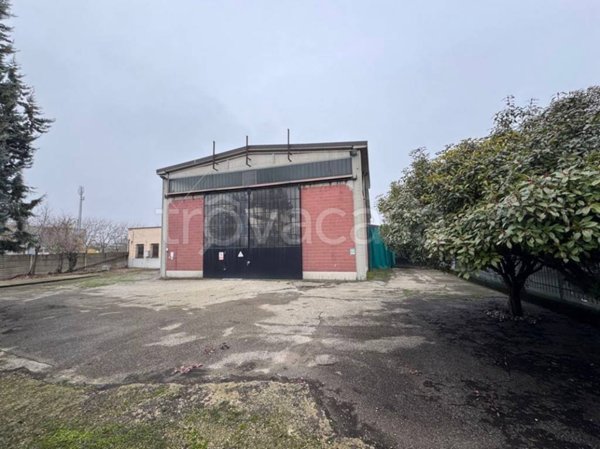 locale commerciale in vendita a Piacenza in zona Besurica
