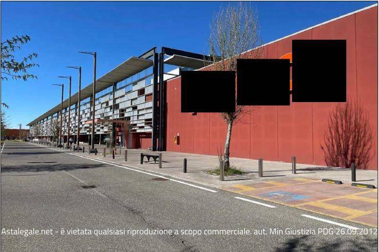 negozio in vendita a Piacenza in zona Barriera Milano