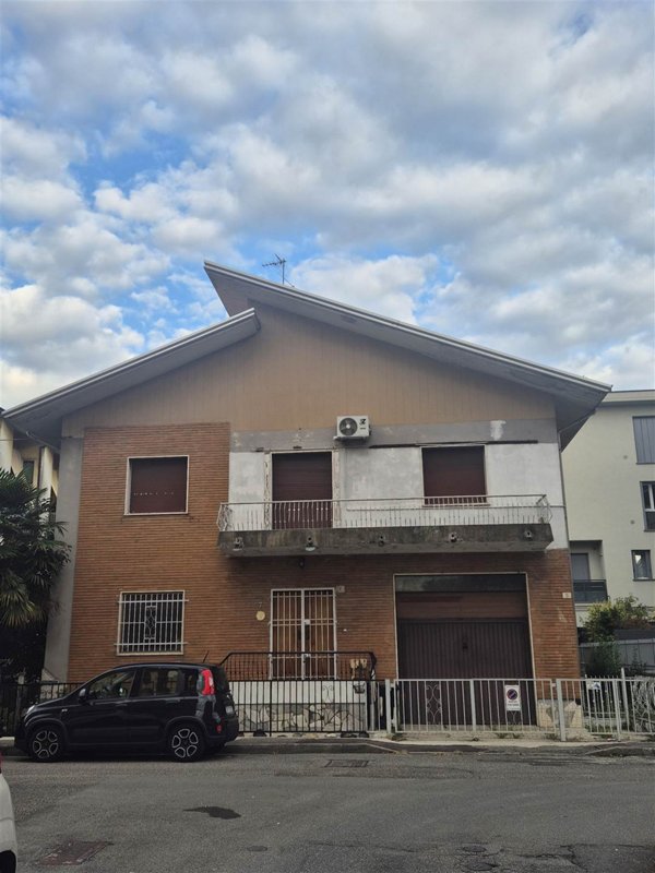 casa indipendente in vendita a Piacenza in zona Belvedere / Quartiere Duemila