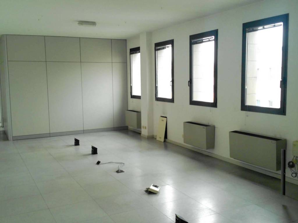 ufficio in vendita a Piacenza in zona Belvedere / Quartiere Duemila