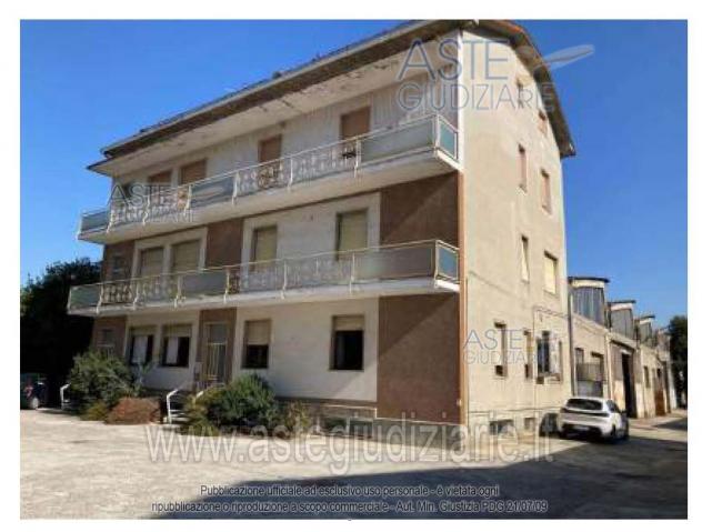 negozio in vendita a Piacenza in zona Farnesiana