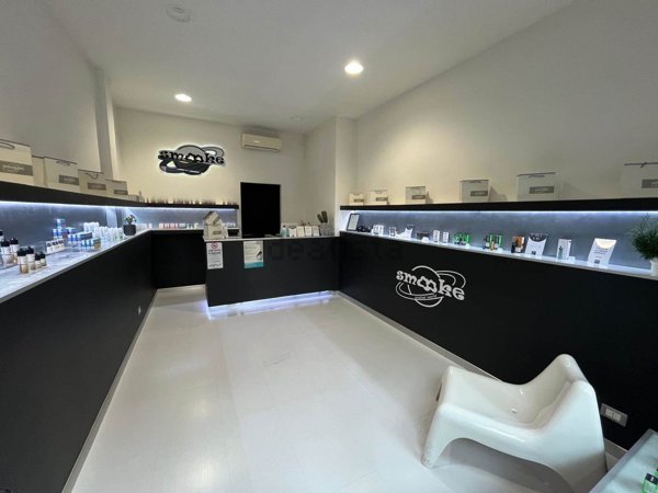 negozio in vendita a Piacenza in zona Caorsana