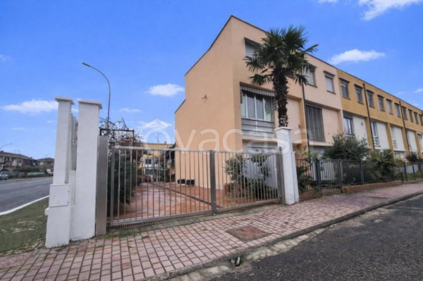 casa indipendente in vendita a Piacenza in zona Pittolo