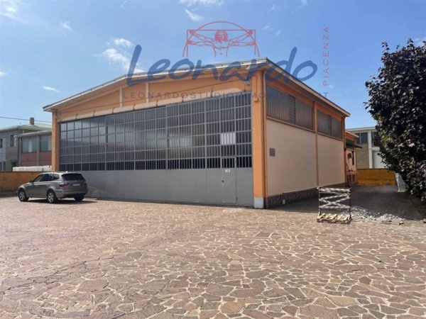 locale commerciale in vendita a Piacenza in zona Belvedere / Quartiere Duemila