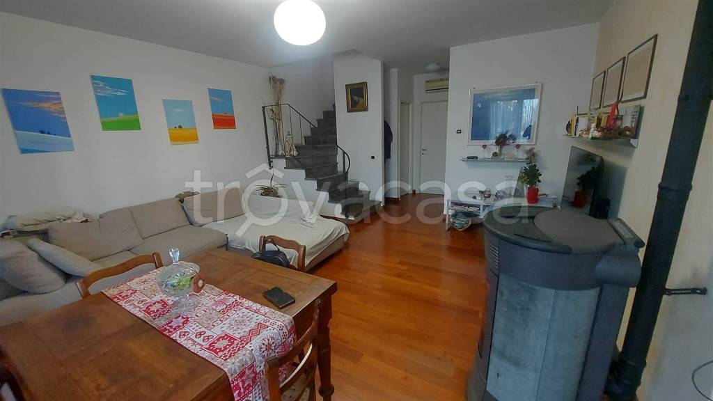 casa indipendente in vendita a Piacenza in zona Pittolo