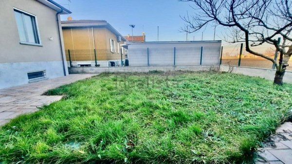 casa indipendente in vendita a Piacenza in zona Mucinasso