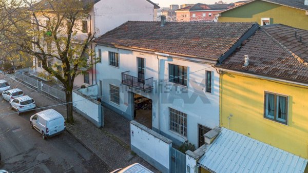 locale commerciale in vendita a Piacenza in zona Baia del Re