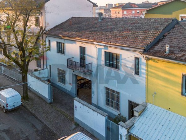 negozio in vendita a Piacenza in zona Baia del Re