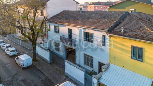 negozio in vendita a Piacenza in zona Baia del Re