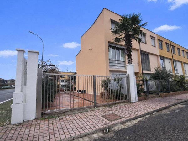 casa indipendente in vendita a Piacenza in zona Vallera