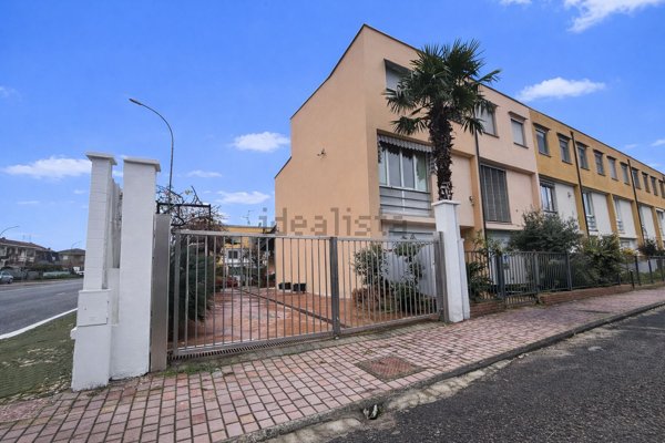 casa indipendente in vendita a Piacenza in zona San Bonico