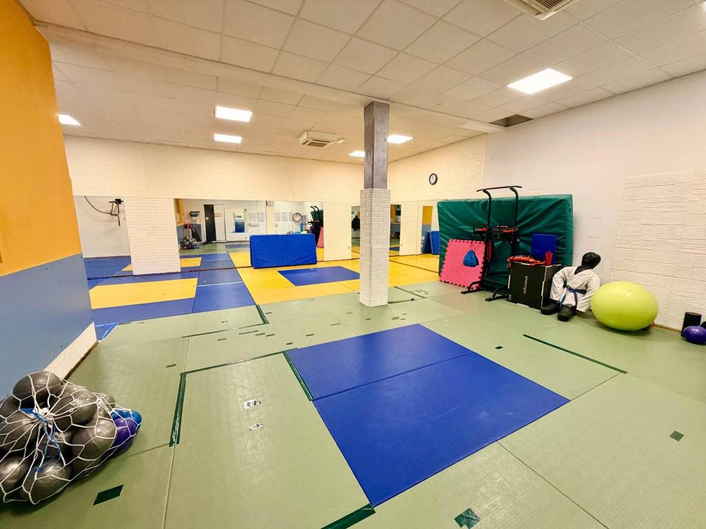 negozio in vendita a Piacenza in zona Stadio