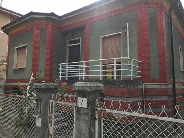 casa indipendente in vendita a Piacenza in zona Centro Storico