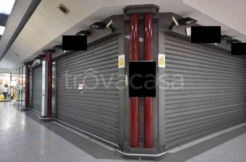 negozio in vendita a Piacenza in zona Infrangibile