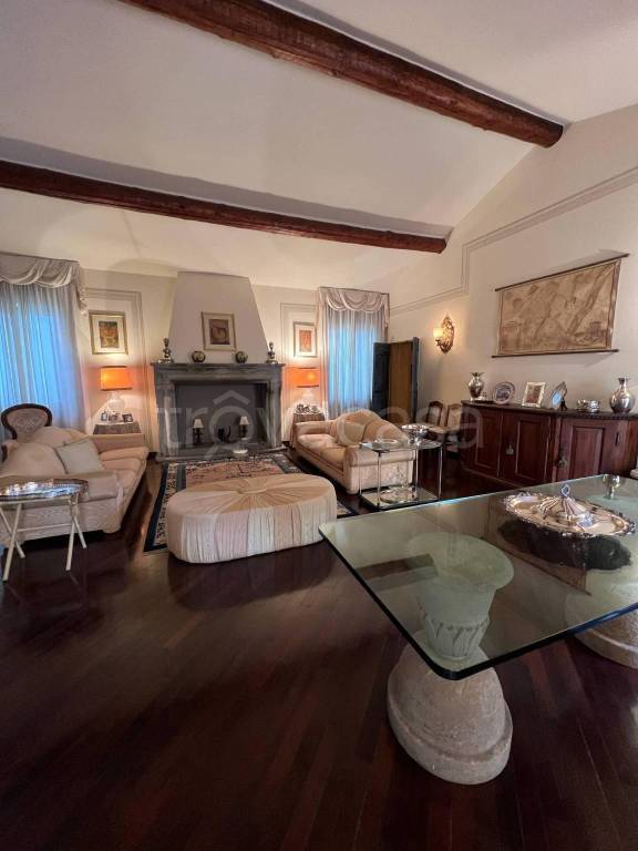 casa indipendente in vendita a Piacenza in zona Centro Storico