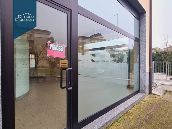 negozio in vendita a Piacenza in zona Farnesiana