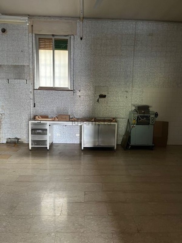 negozio in vendita a Piacenza in zona Infrangibile