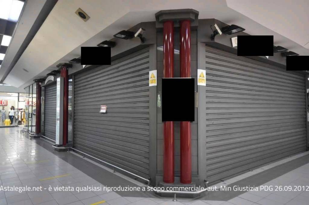 negozio in vendita a Piacenza in zona Infrangibile