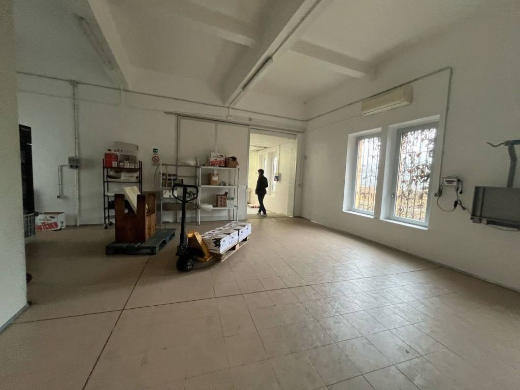 negozio in vendita a Piacenza in zona Veggioletta