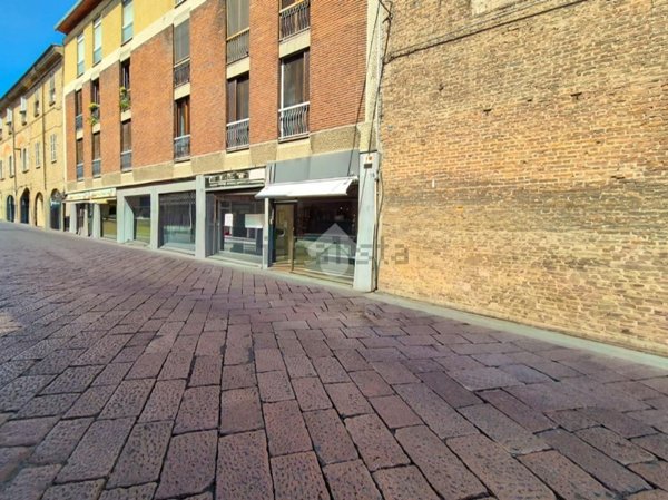 locale commerciale in vendita a Piacenza in zona Centro Storico