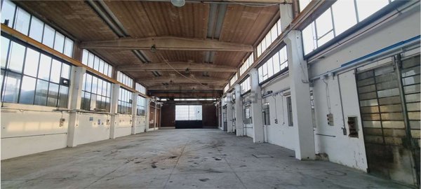 negozio in vendita a Piacenza in zona Veggioletta