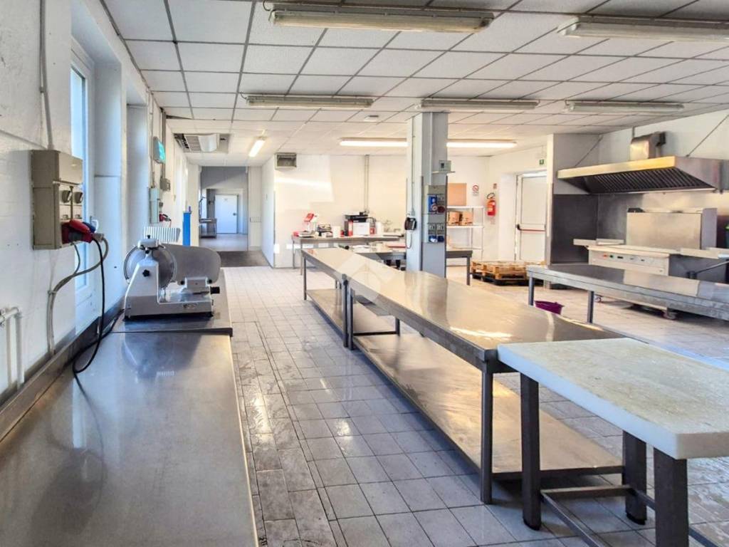 negozio in vendita a Piacenza in zona Veggioletta