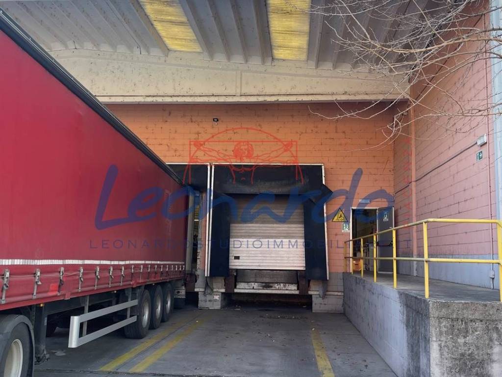 capannone in vendita a Piacenza in zona Caorsana