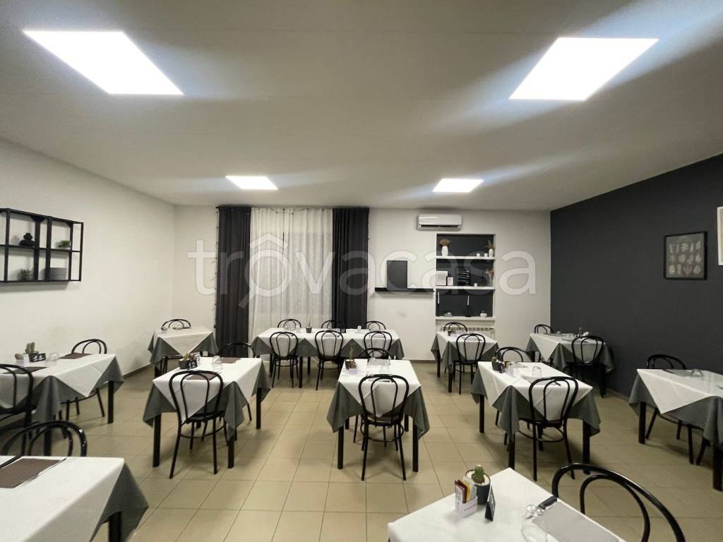 negozio in vendita a Piacenza in zona Infrangibile