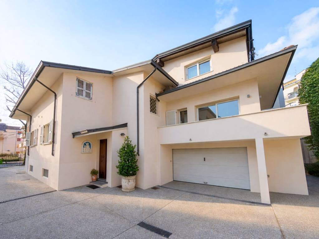 casa indipendente in vendita a Piacenza in zona Belvedere / Quartiere Duemila