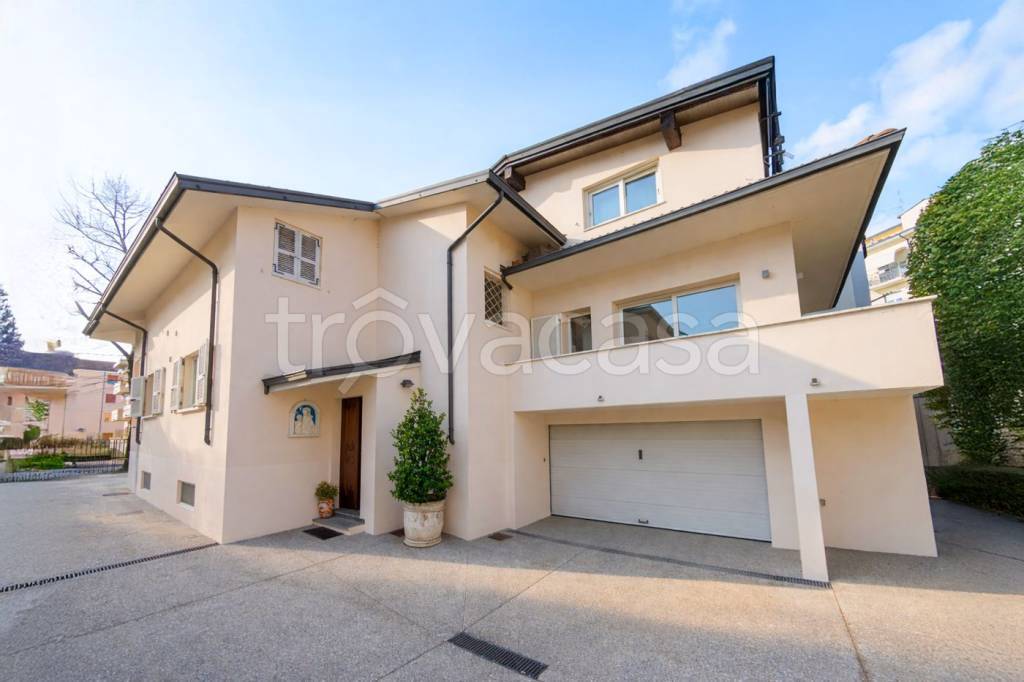 casa indipendente in vendita a Piacenza in zona Belvedere / Quartiere Duemila